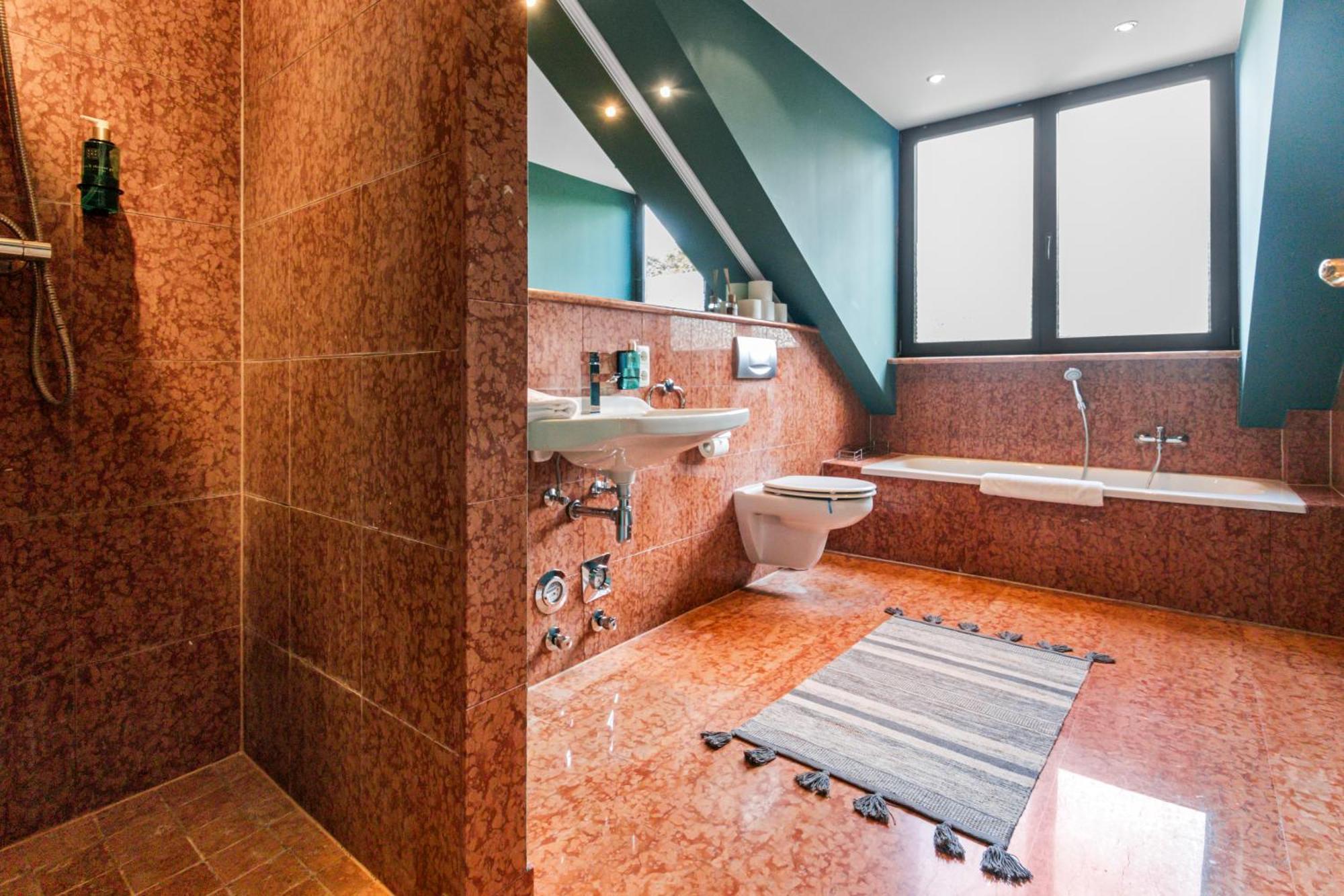 Flatista Homes - Penthouse With Rooftop Gym Apartment *